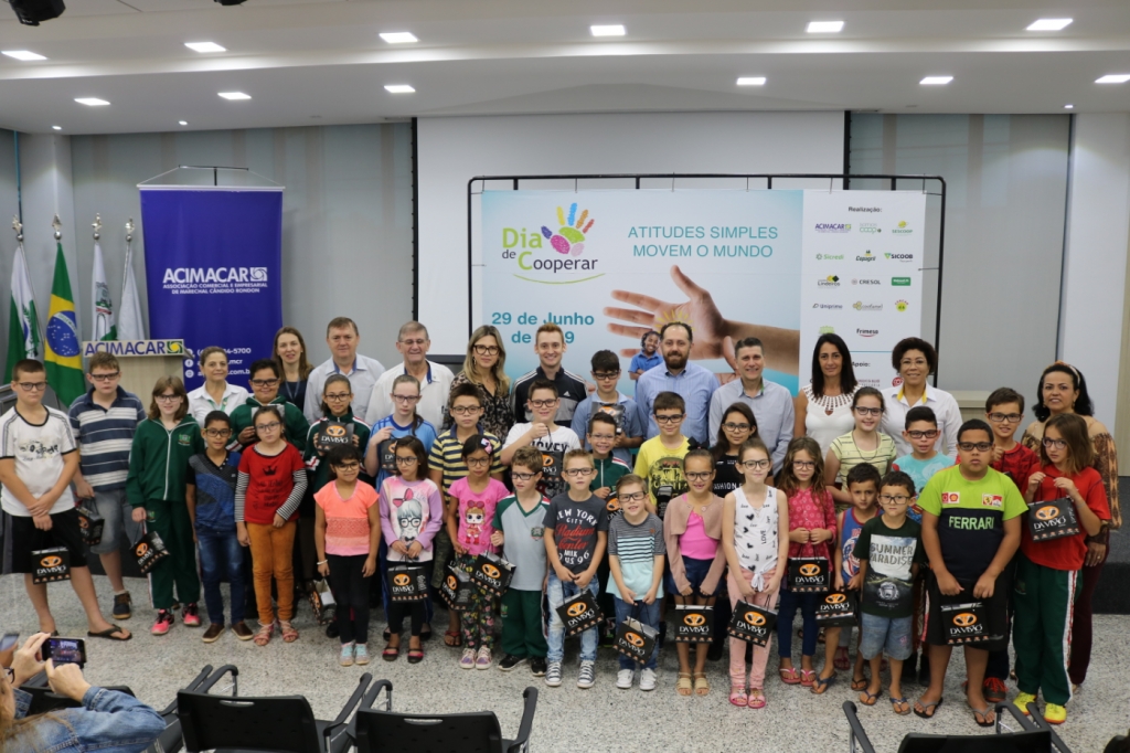 Crianças recebem óculos no encerramento das ações do Dia C