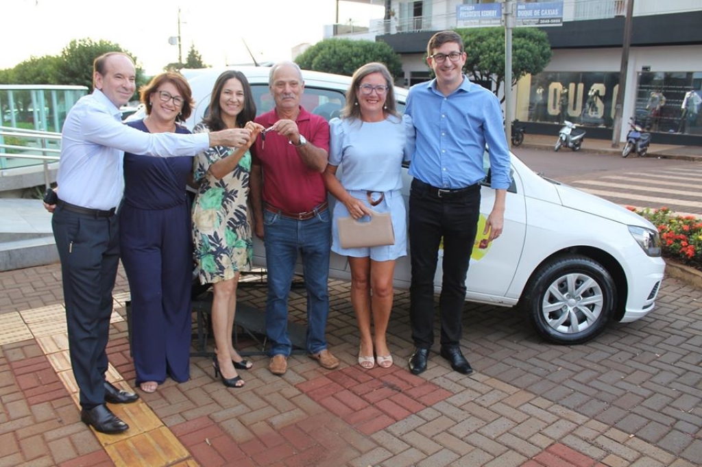 Acipa e Sicredi entregam carro da Promoção Compra Premiada 