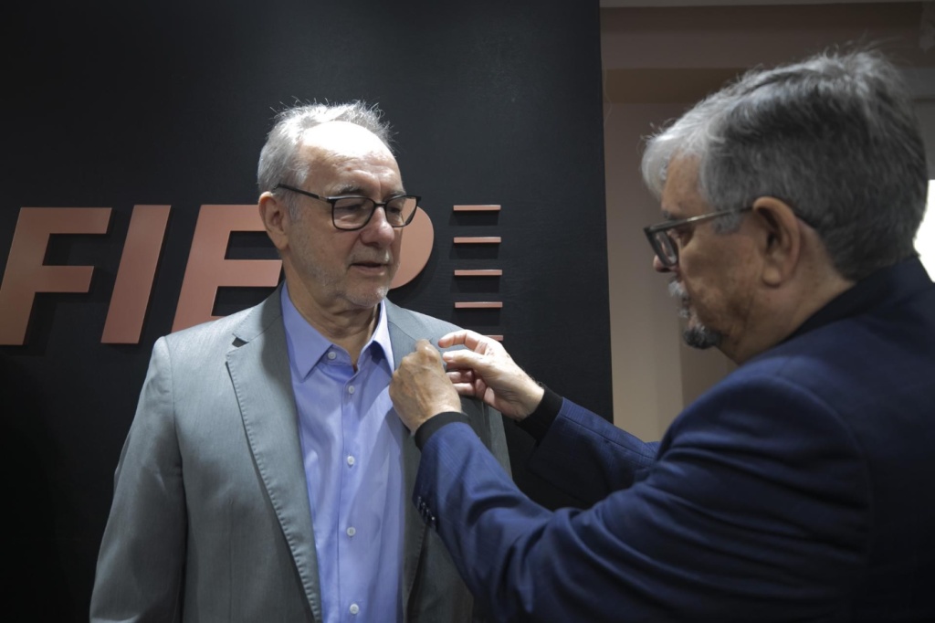 Elias Zydek assume presidência do Sindileite Paraná