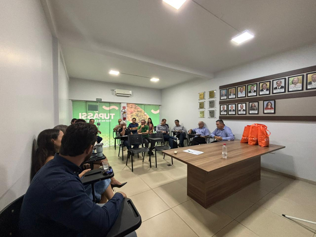 Diretores da ACIATU participam de reunião de alinhamento, com apresentação do Sicoob Medio Oeste e  visita dos  representantes da Cresol Cooperativa de Credito