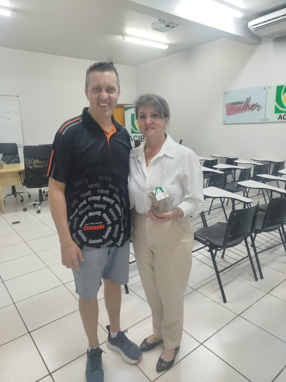 Acibra entrega lembrança para as empresas aniversariantes de fevereiro e aos diretores que fizeram aniversário no mês de fevereiro