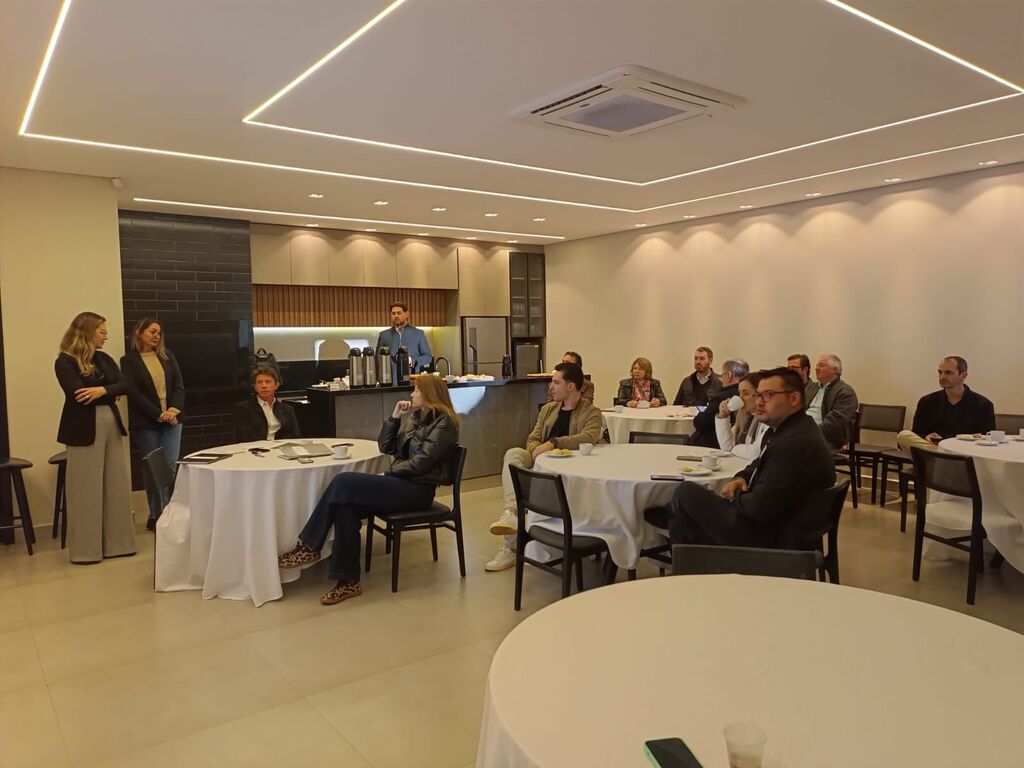 Diretoria da ACIME realiza reunião mensal com foco em ações projetos e desenvolvimento de Medianeira