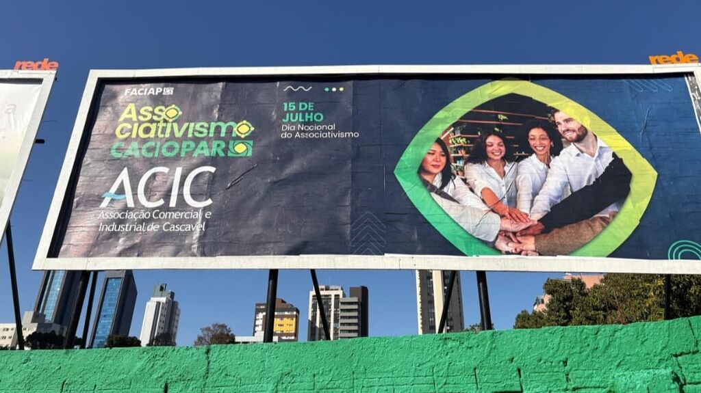 Um dos outdoors espelhados pela cidade: mensagem sobre a importância de um movimento transformador - Rua Recife