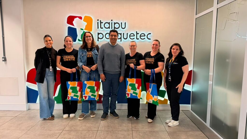 Encontro de colaboradoras da Caciopar (gerente Rosane, financeiro Elisabeth  e assistente administrativo Katia) e a consultora regional, Iraci  com Yuri e sua equipe (Jéssica e Elisa), no Itaipu Parquetec, em Foz do Iguaçu