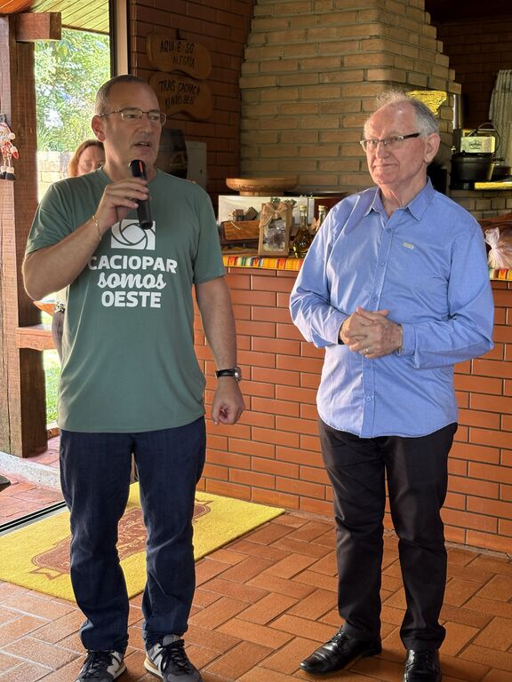 Crédito: Assessoria Reni e Flavio Furlan em um dos encontros sobre associativismo no Oeste do Paraná