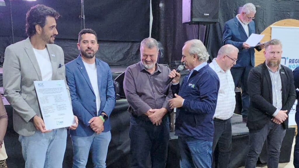 Autoridades com a placa que marca nova conquista para a região Norte de Cascavel